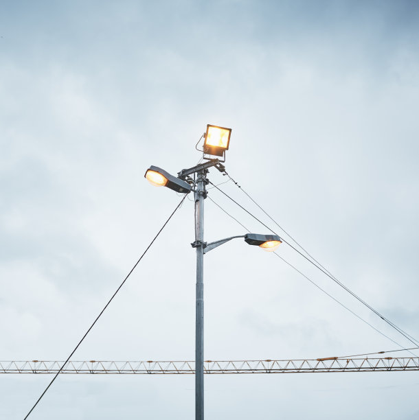 附近公园的聚光灯和街灯图片下载