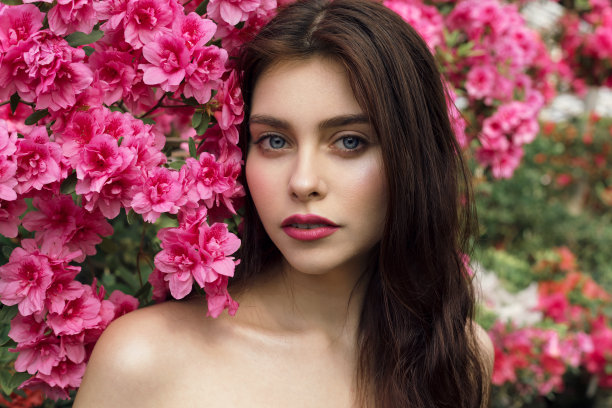 近距离的照片美丽的年轻的黑发女人与红唇和健康的皮肤图片下载