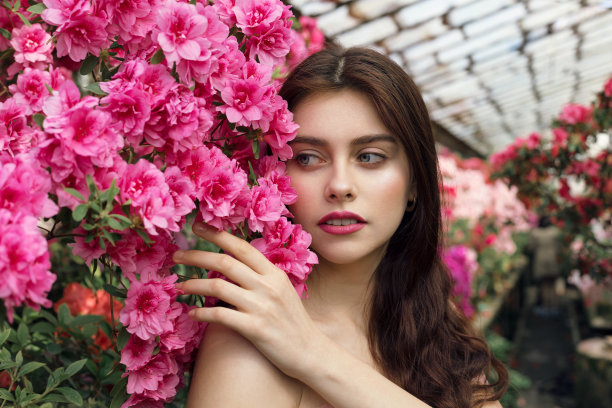 近距离的照片美丽的年轻的黑发女人与红唇和健康的皮肤图片下载