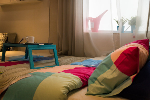 漂亮的床，吃饭的桌子。早餐。在窗户上图片下载