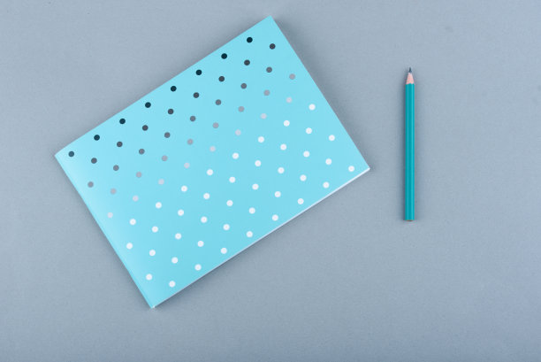 蓝色笔记本，灰色背景，一支铅笔图片下载