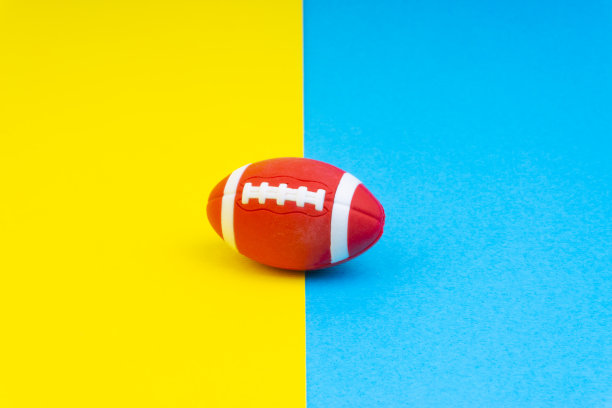 球在蓝色和黄色的背景。有选择性的重点图片下载