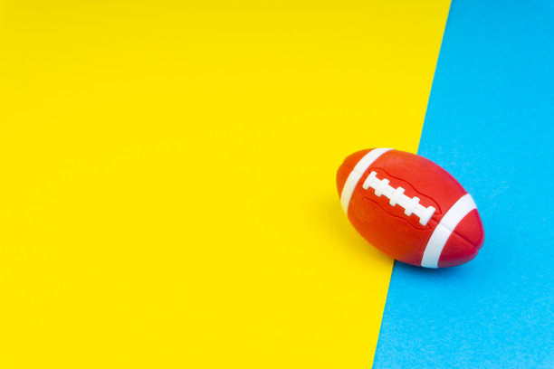 球在蓝色和黄色的背景。有选择性的重点图片下载