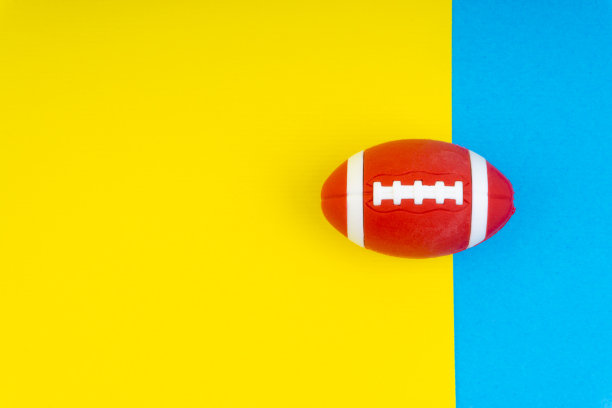 球在蓝色和黄色的背景。有选择性的重点图片下载