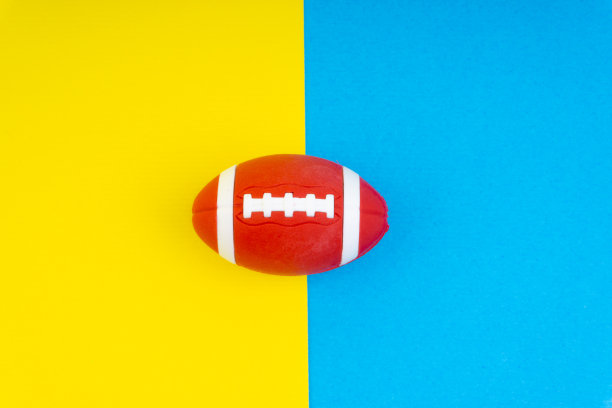 球在蓝色和黄色的背景。有选择性的重点图片下载