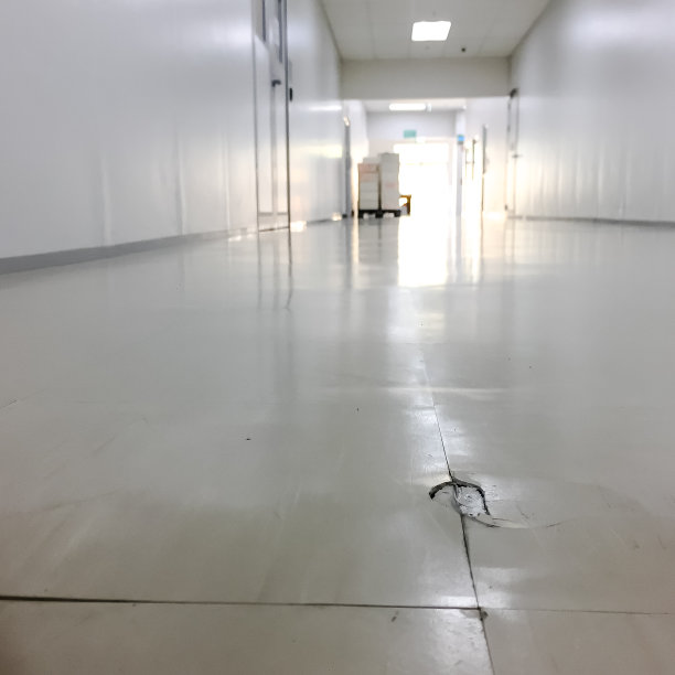 工厂地板开裂，建筑破败，地板破损，垃圾表面和水泥裂缝图片下载