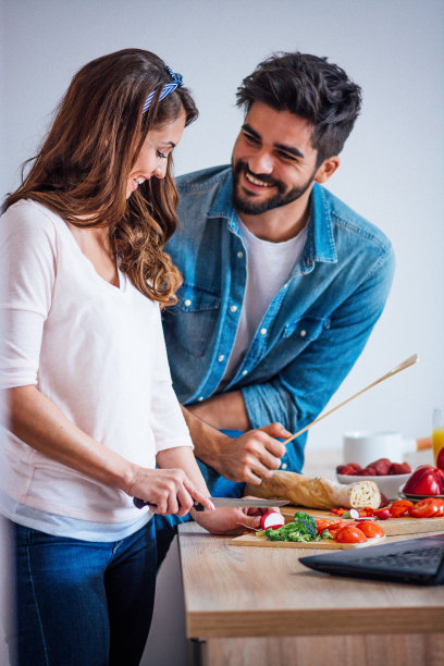 厨房里一对可爱的夫妇图片下载