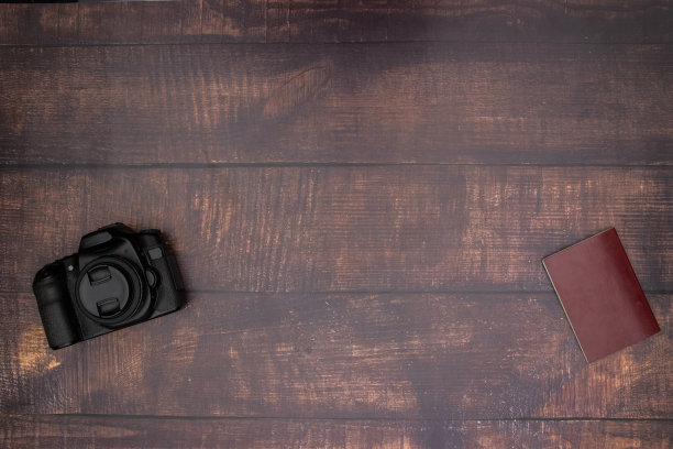 木制背景上的相机和护照图片下载