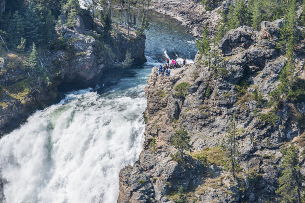 黄石河上游瀑布边缘的人们图片下载