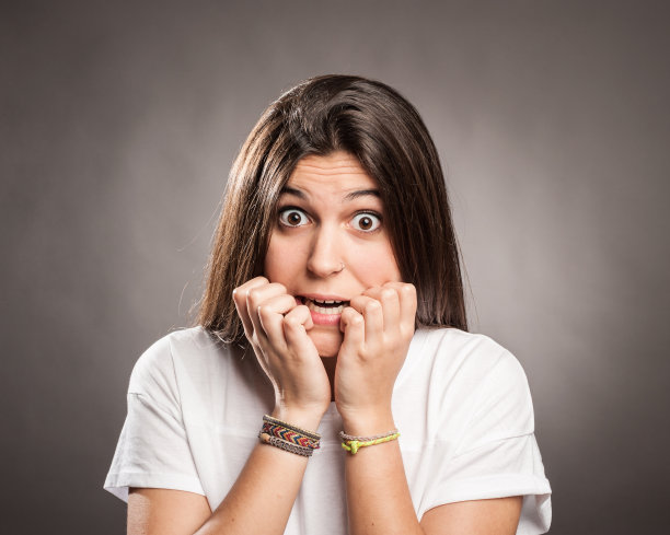 受惊吓女人的肖像图片下载