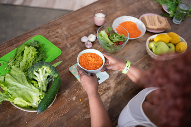 顶视图照片的国际家庭主妇做饭的餐厅图片下载
