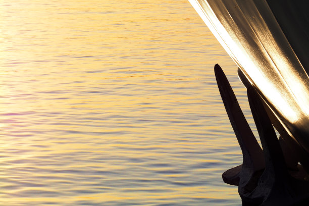 锚在船头，在上升的位置，日落。本空间图片下载