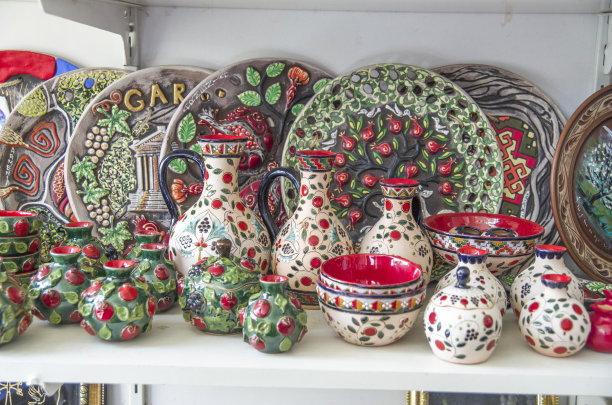 亚美尼亚加尼的传统工艺品:陶瓷盘子、壶、碗和花瓶图片下载