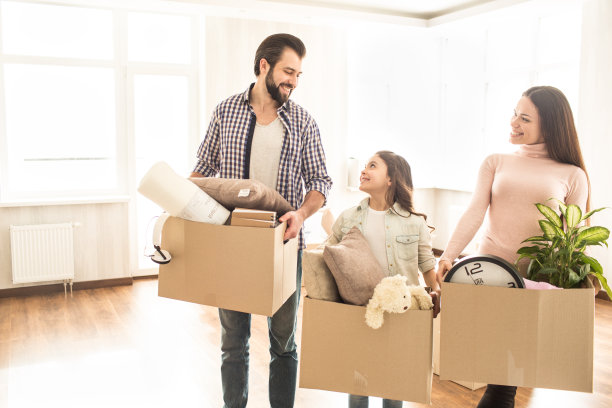 两个大人和一个孩子的漂亮照片。女孩们看着这个年轻人，当这个男人看着他的时候，女孩们对他们微笑。每个人手里都有一个箱子，里面有不同的东西。图片下载