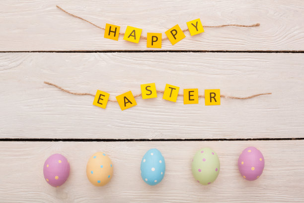 复活节传统物品孤立在木制背景上，复活节快乐祝贺和彩蛋图片下载