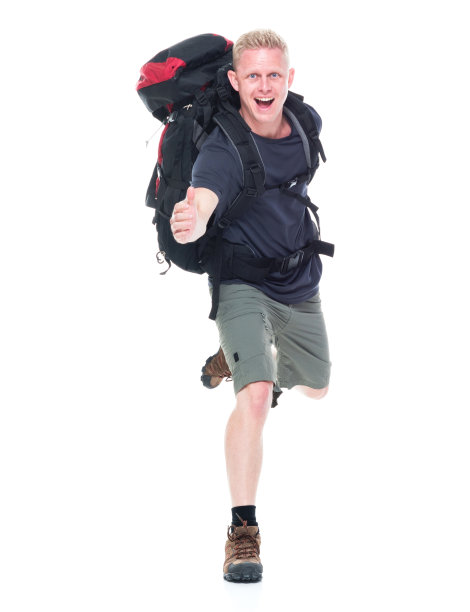 有吸引力的年轻男性徒步旅行者跑和跳图片下载