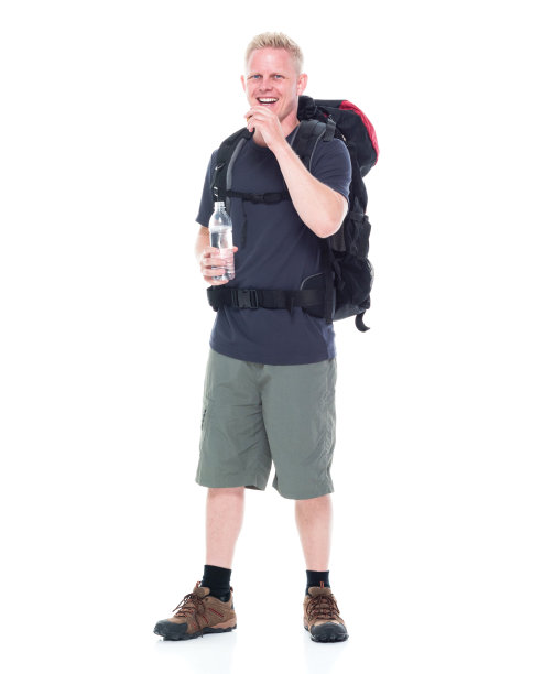 迷人的年轻男性徒步旅行者吃和喝零食图片下载