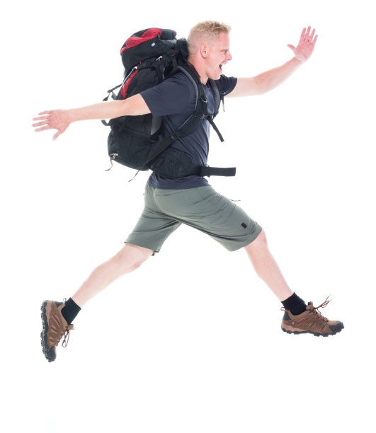 有吸引力的年轻男性徒步旅行者跑和跳图片下载