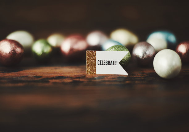 复活节背景与闪闪发光的复活节彩蛋和庆祝信息图片下载