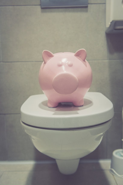 厕所里的存钱罐图片下载