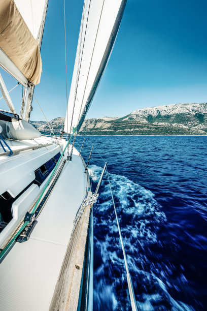 与帆船航行图片下载