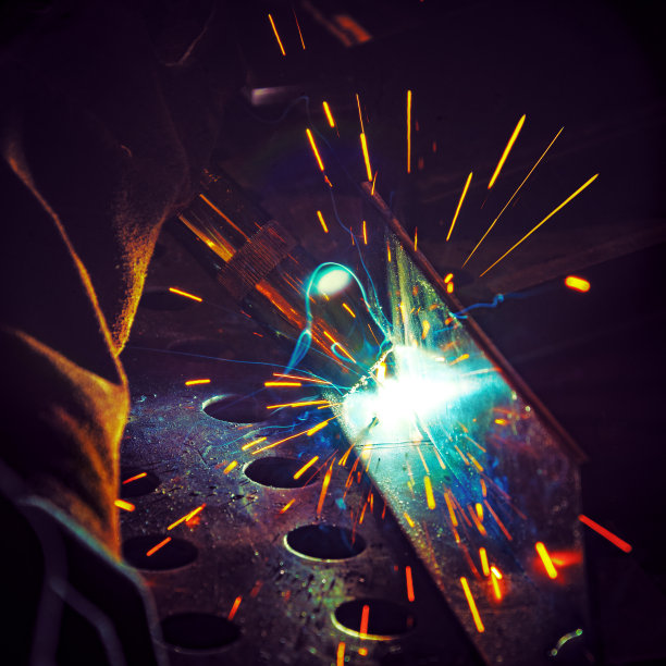 金属工业工人正在焊接图片下载