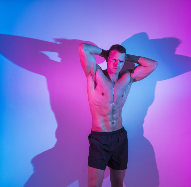 英俊的年轻人是谁是赤膊，出汗和感觉性感图片下载