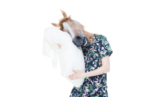 穿着睡衣的女骑手图片下载