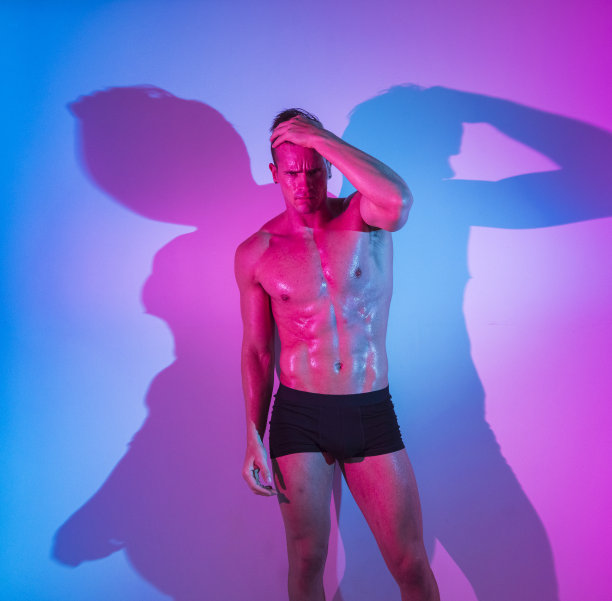 有吸引力的男人感觉性感和穿着黑色内衣图片下载