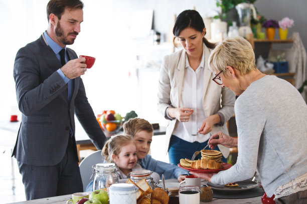 祝三代同堂共进早餐图片下载