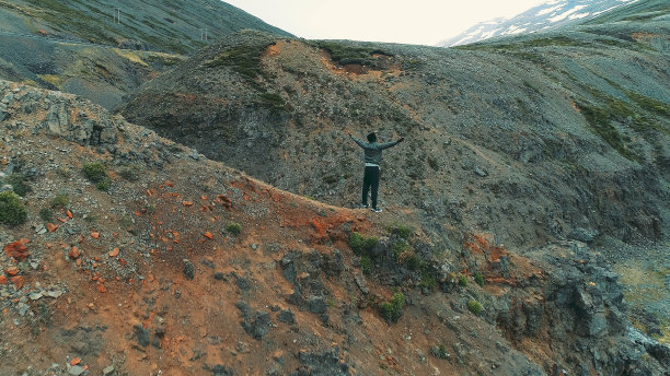 在雄伟的峡谷张开双臂。鸟瞰图图片下载