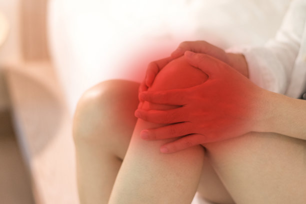 膝关节疼痛疾病概念。Womanâs手放在腿上，因为关节炎，痛风或感染。图片下载