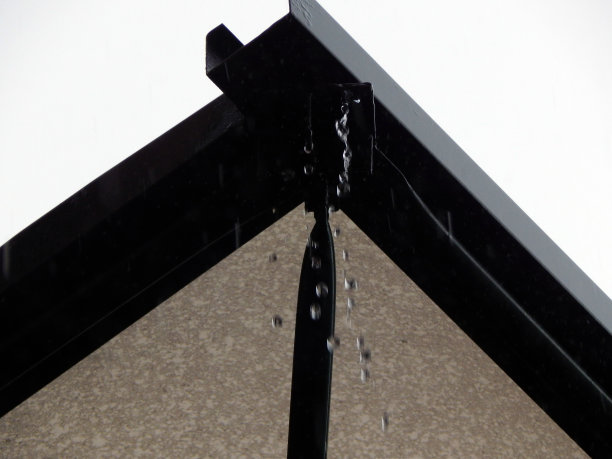 从下面落下的雨水图片下载