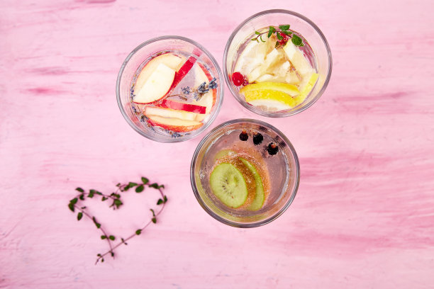 各种排毒浸泡水。饮食。健康的饮料。图片下载