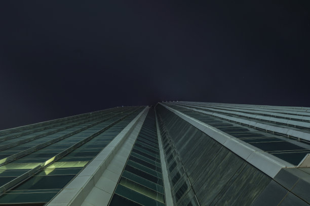 夜间摩天大楼的现代玻璃剪影图片下载