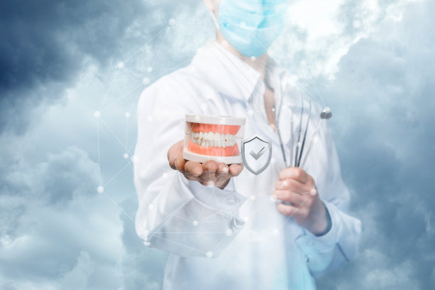 戴假牙和牙科工具的医生。图片下载