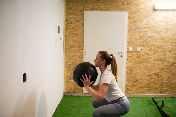 女人在做壁球运动图片下载