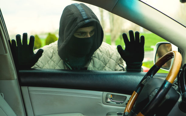 蒙面贼想撬开一辆车图片下载