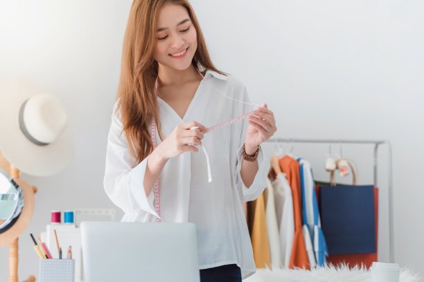 美丽的亚洲女性时装设计师站在服装店和工作室。在摄像机前录制视频直播。商业在线影响者对社交媒体的概念。图片下载