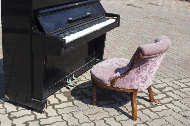 街上的旧钢琴图片下载