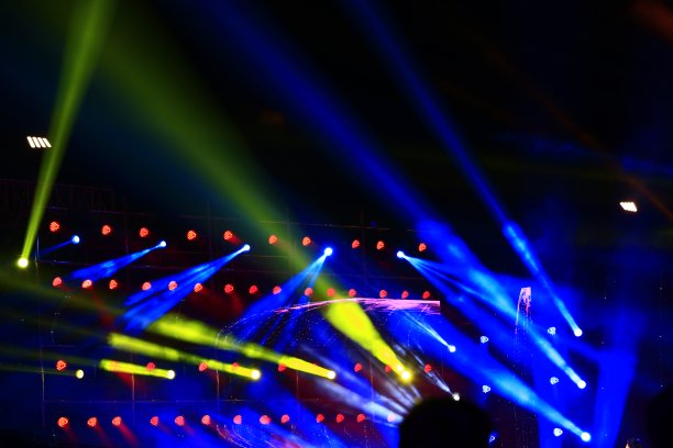 舞台灯光效果在黑暗中，特写图片图片下载