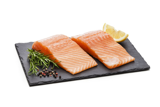 两块生鲑鱼片孤立在白色背景上图片下载