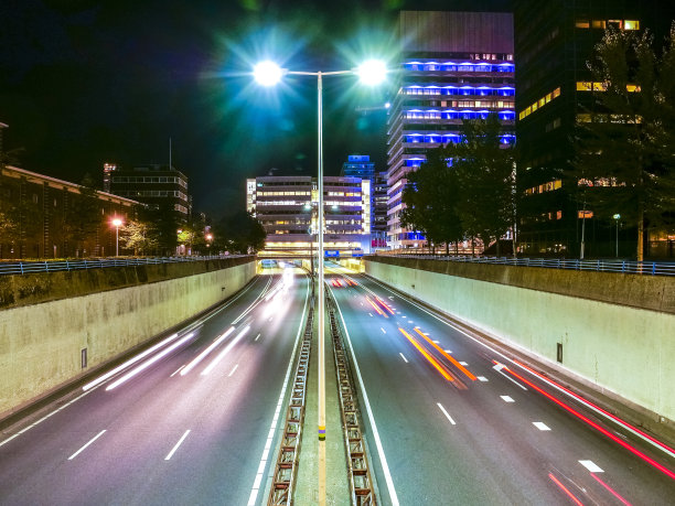 夜间进城的高速公路，时光流逝。图片下载