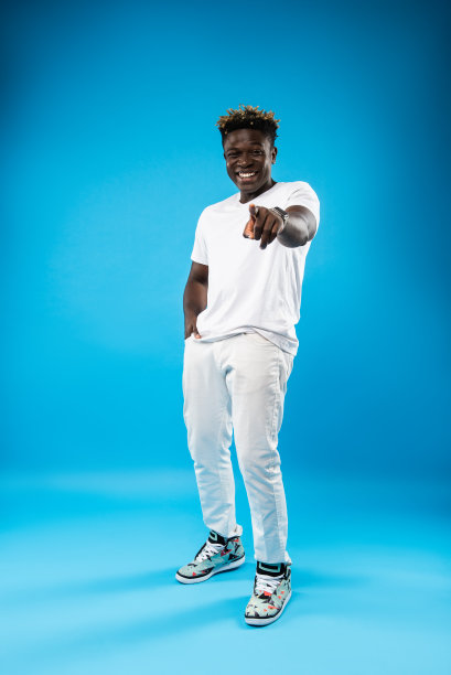 年轻人指着你笑图片下载