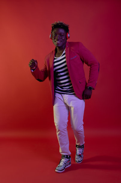 微笑的男人在听音乐和跳舞图片下载