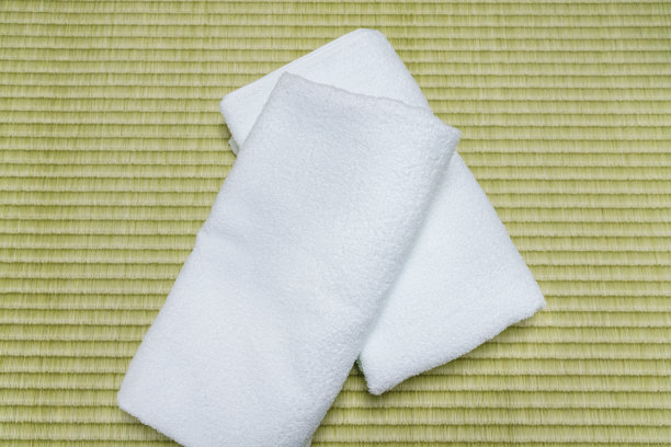 在榻榻米垫上堆放干净毛巾图片下载