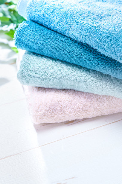 在木制背景上堆叠干净的毛巾图片下载