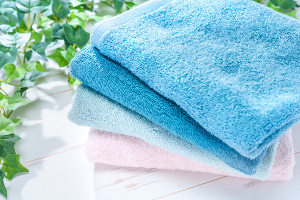 在木制背景上堆叠干净的毛巾图片下载