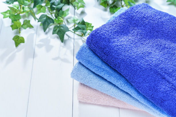 在木制背景上堆叠干净的毛巾图片下载