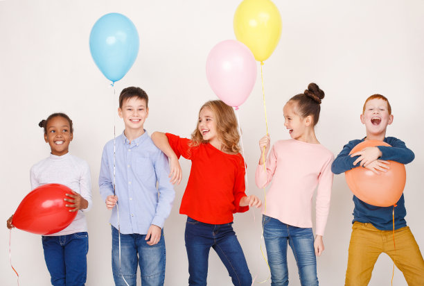 孩子们玩气球的背景图片下载
